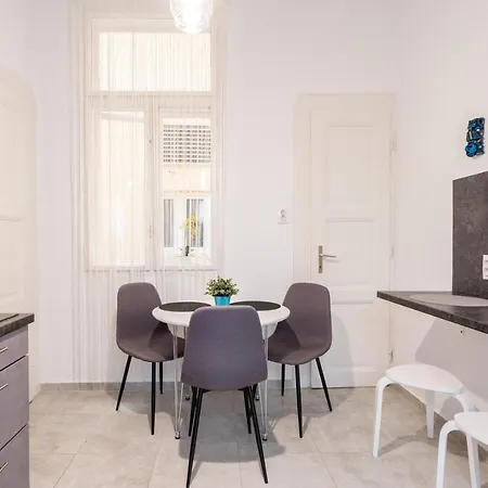 Apartament The White House *